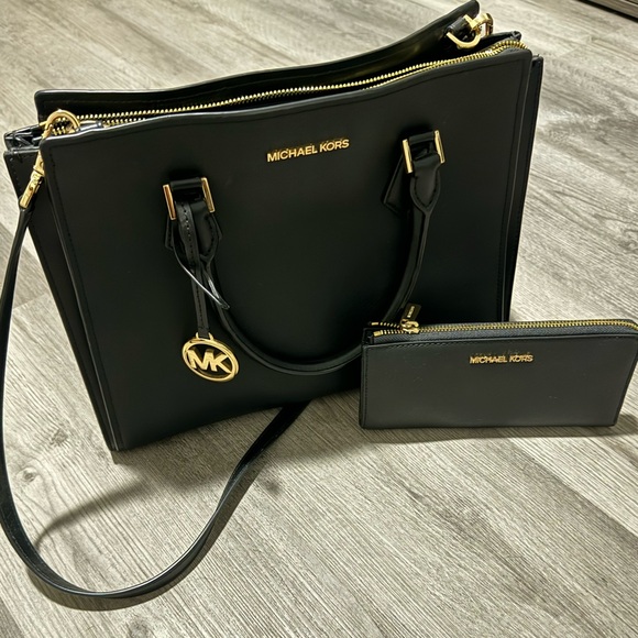 Michael Kors Saffiano Leather Bag & Wallet - Picture 1 of 12